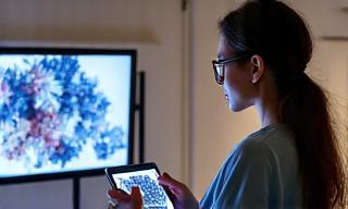 Artista digital presentando portfolio profesional