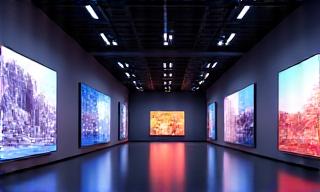 Galería de arte digital en exposición contemporánea